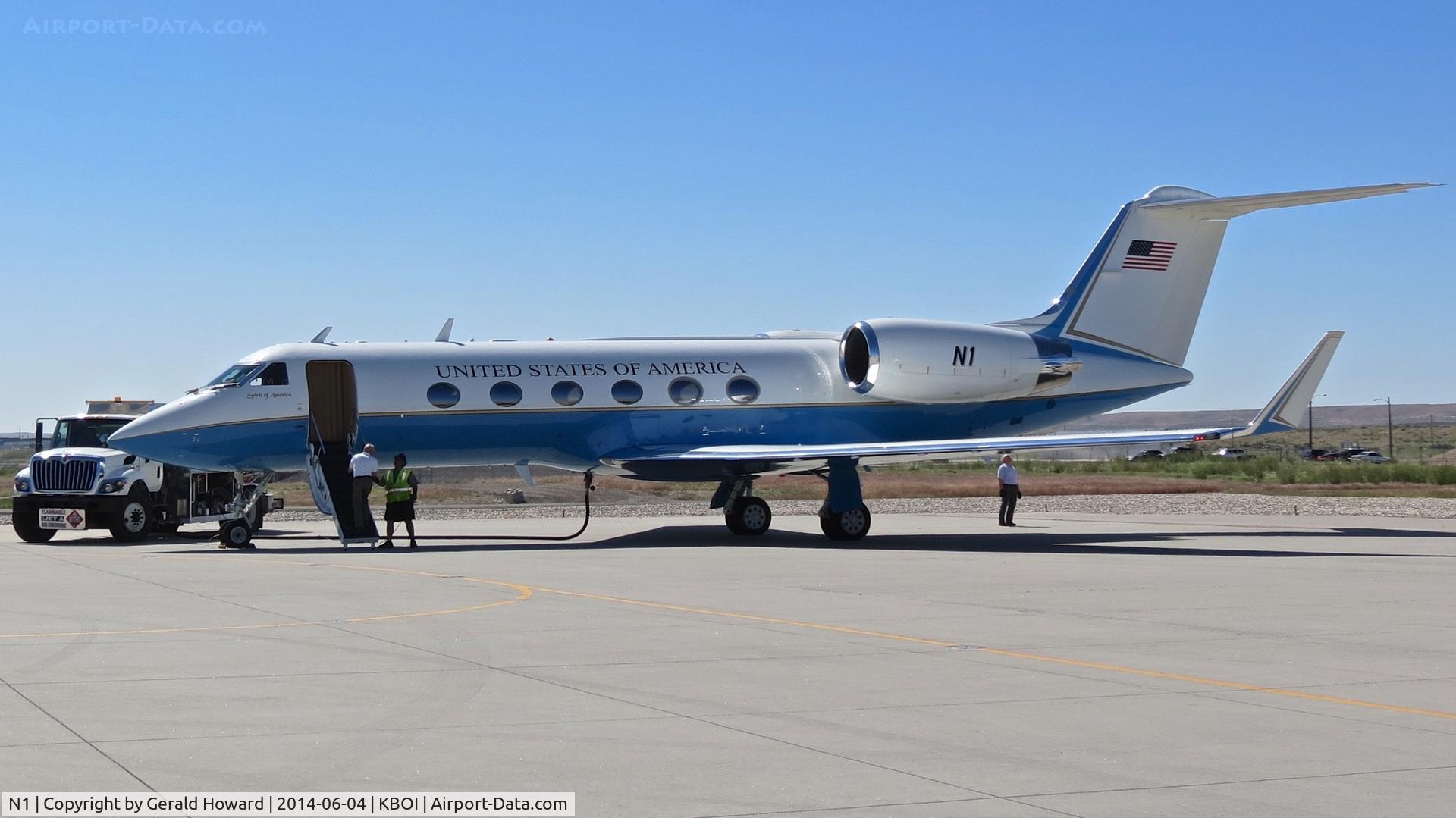 N1, 1988 Gulfstream Aerospace G-IV C/N 1071, Refueling on the east de arm pad.
