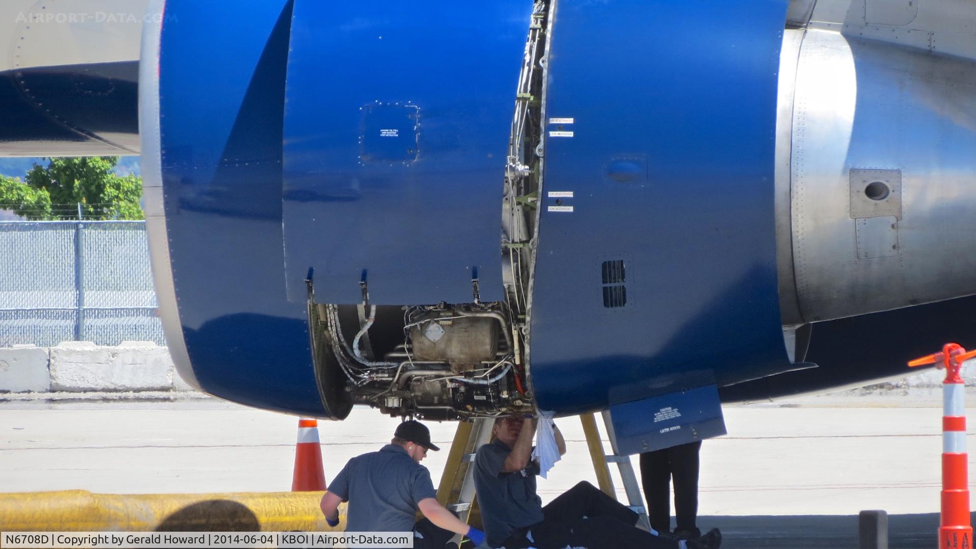 N6708D, 2000 Boeing 757-232 C/N 30480, Getting some quick repair work at the gate.