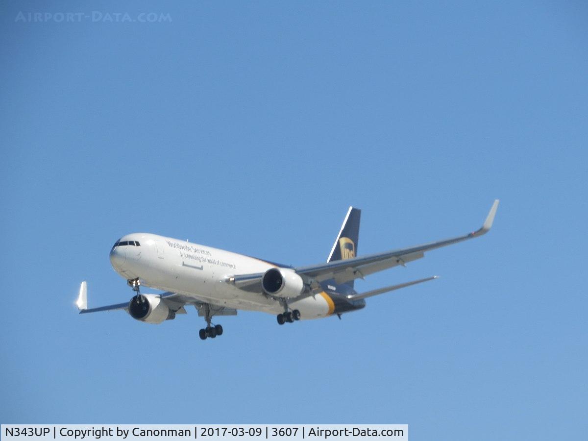 N343UP, 2011 Boeing 767-34AF C/N 37945, Landing