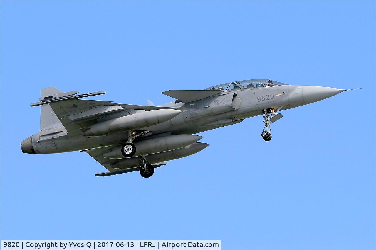 9820, 2005 Saab JAS-39D Gripen C/N 39820, Saab JAS-39D Gripen, Short approach rwy 08, Landivisiau Naval Air Base (LFRJ) Tiger Meet 2017