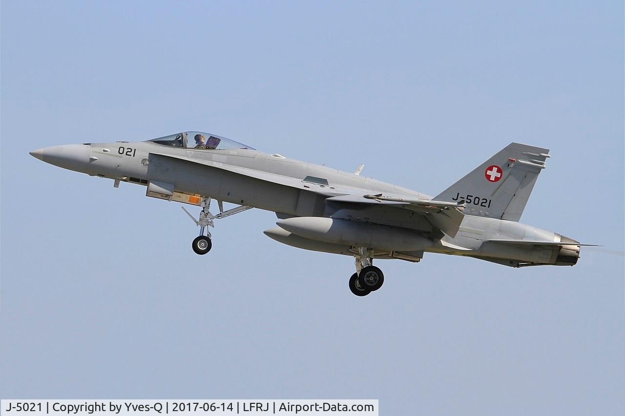 J-5021, McDonnell Douglas F/A-18C Hornet C/N 1370/SFC021, McDonnell Douglas FA-18C Hornet, Take off rwy 26, Landivisiau Naval Air Base (LFRJ) Tiger Meet 2017