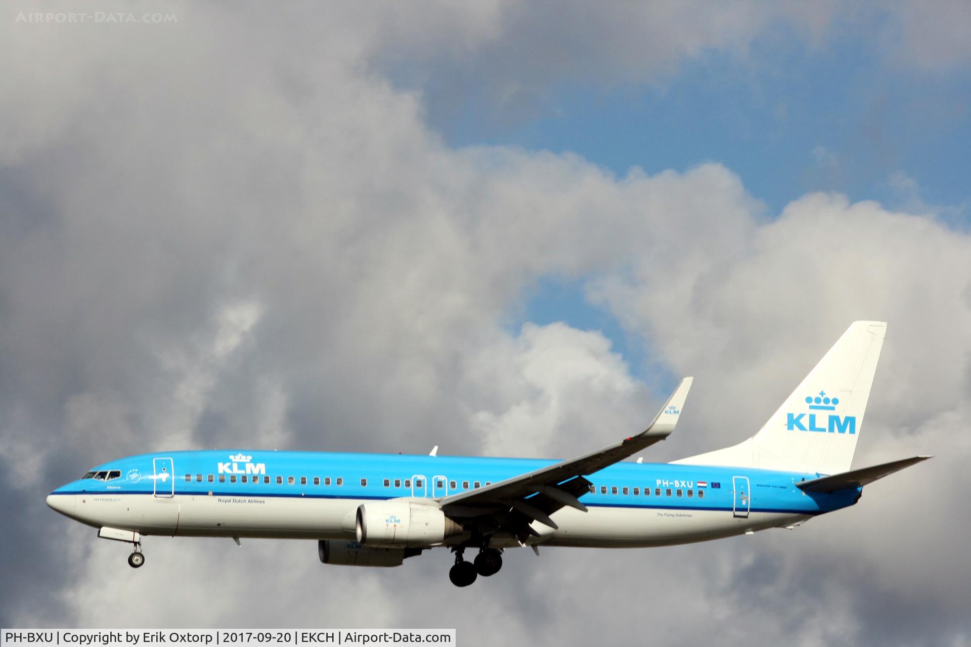 PH-BXU, 2006 Boeing 737-8BK C/N 33028, PH-BXU landing rw 22r