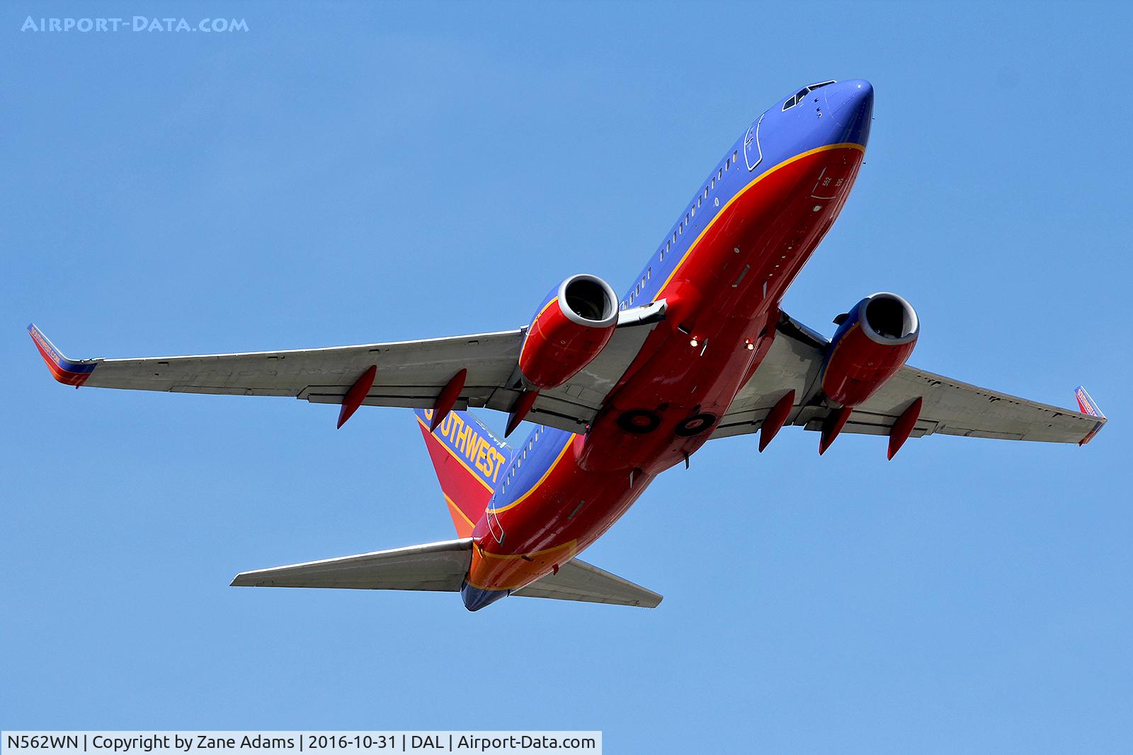 N562WN, 2000 Boeing 737-790 C/N 30778, Departing Dallas Love Field