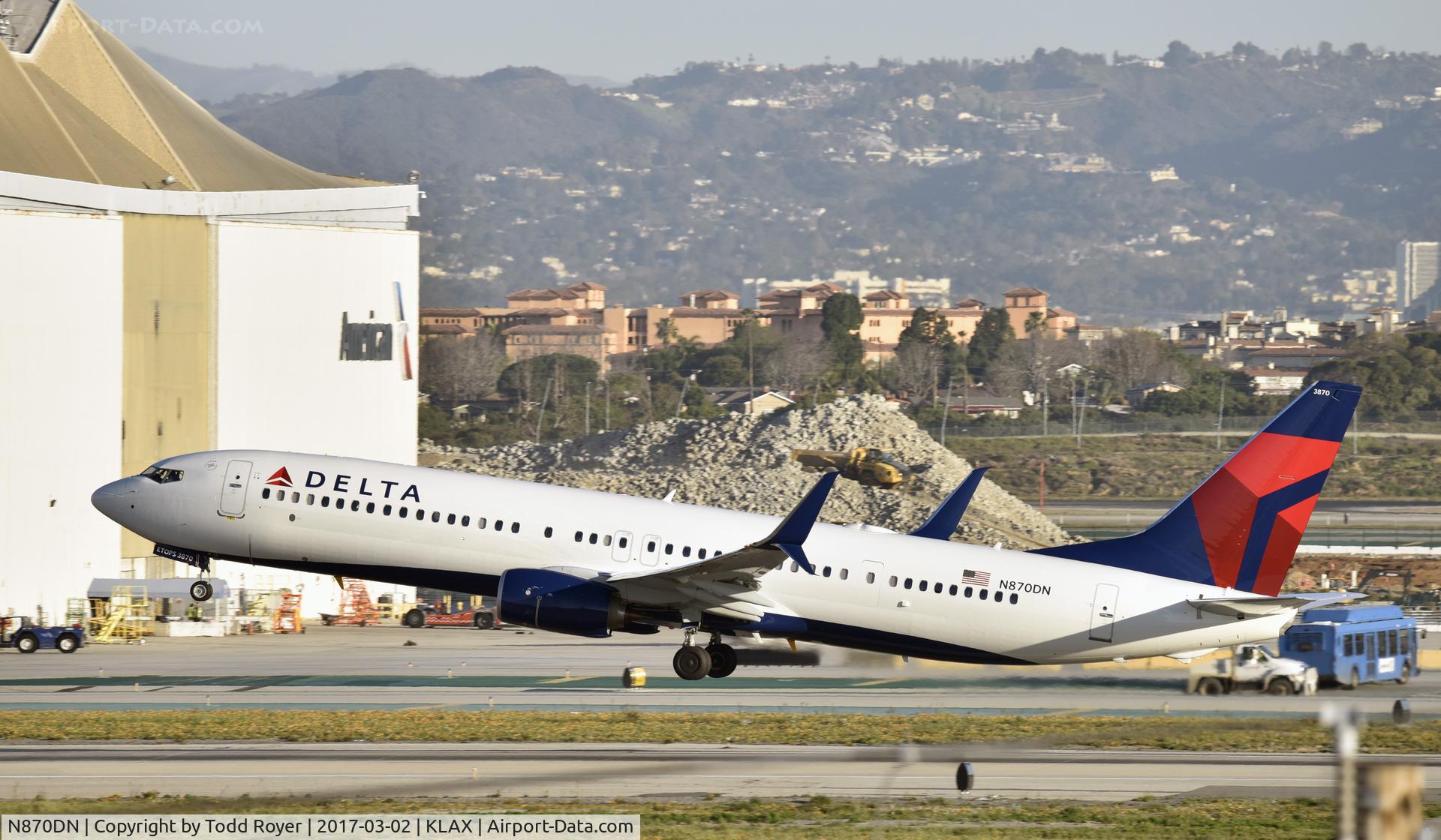 N870DN, 2017 Boeing 737-932/ER C/N 31981, Departing LAX