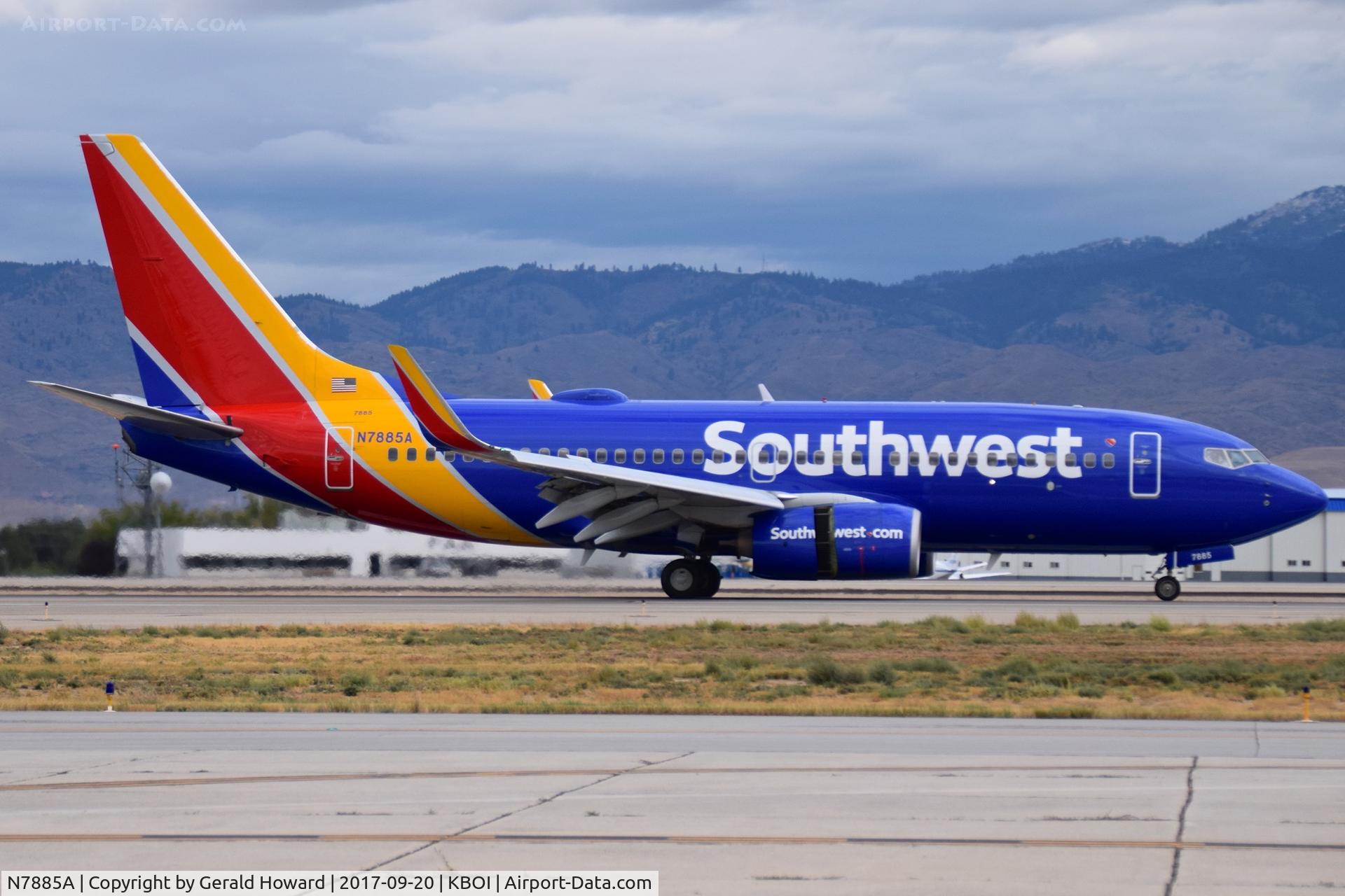 N7885A, 2002 Boeing 737-76N C/N 33379, Landing roll out on RWY 10R.
