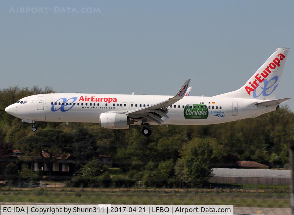 EC-IDA, 2002 Boeing 737-86Q C/N 32773, Landing rwy 14R with additional 'Cordoba' patch