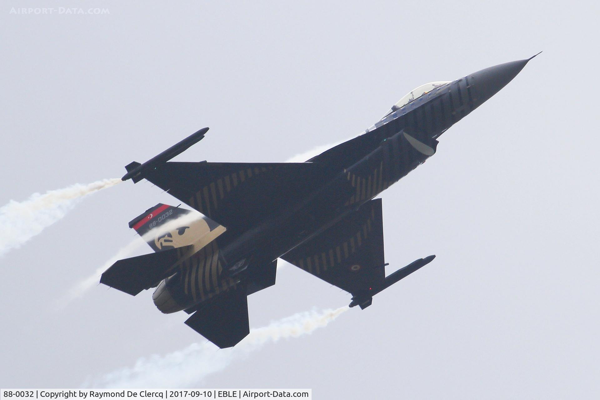 88-0032, TAI (Turkish Aerospace Industries) F-16C Fighting Falcon C/N 4R-34, Solotürk at Sanicole Airshow 2017.