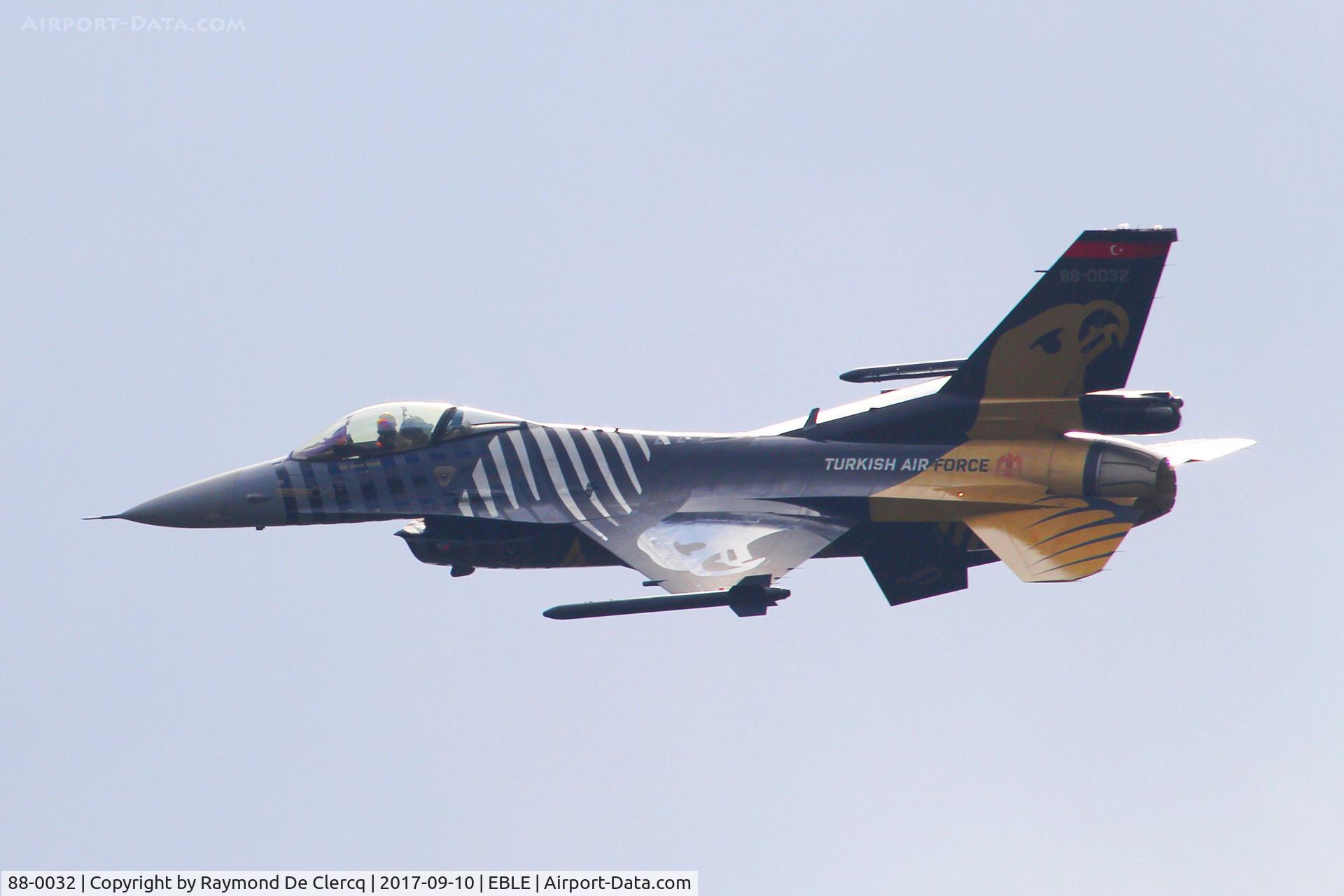 88-0032, TAI (Turkish Aerospace Industries) F-16C Fighting Falcon C/N 4R-34, Solotürk at Sanicole Airshow 2017.