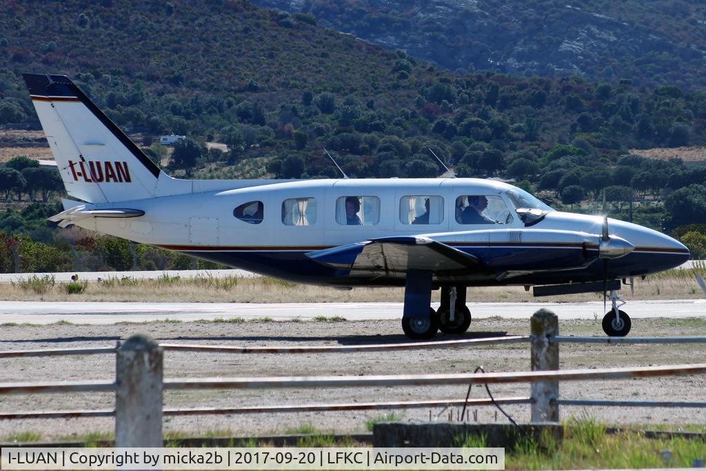 I-LUAN, 1981 Piper PA-31-325 Navajo C/R C/N 31-7512027, Taxiing