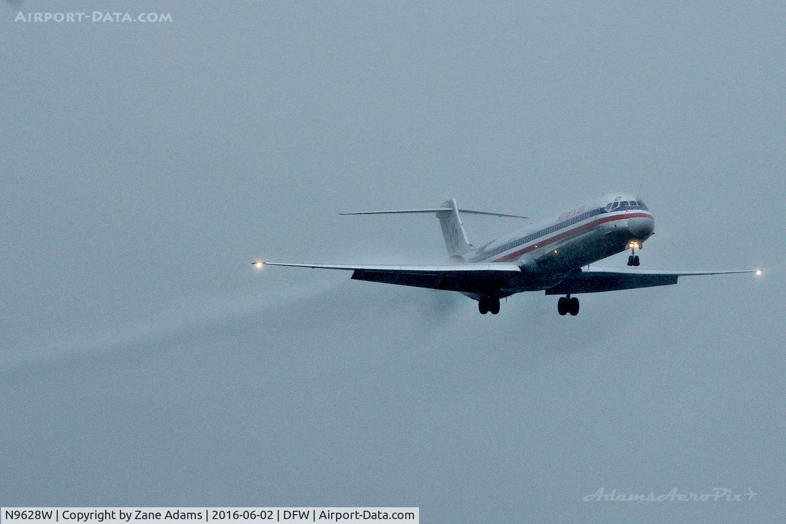 N9628W, 1998 McDonnell Douglas MD-83 (DC-9-83) C/N 53598, Arriving at DFW Airport