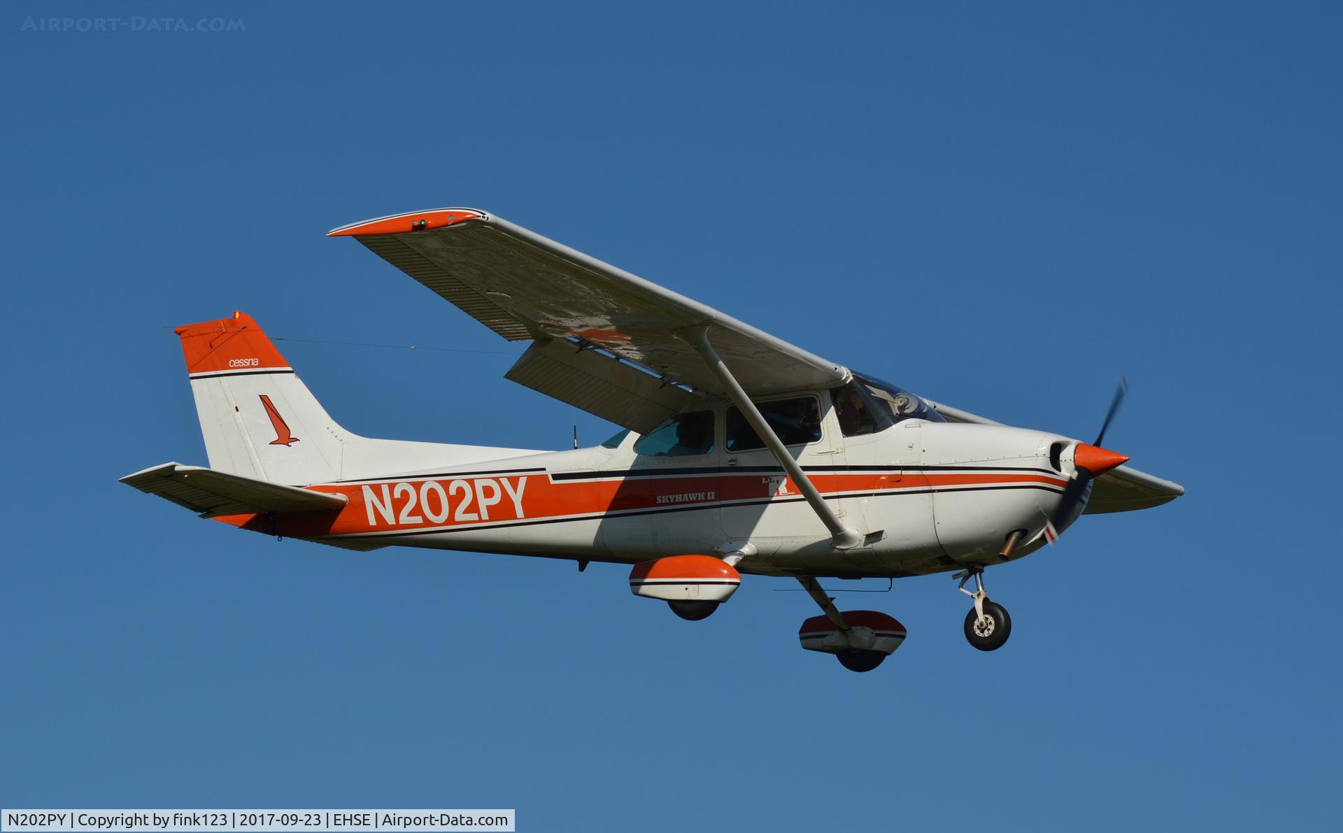 N202PY, 1978 Cessna 172N C/N 17271126, CESSNA172 LANDING RUNWAY 07