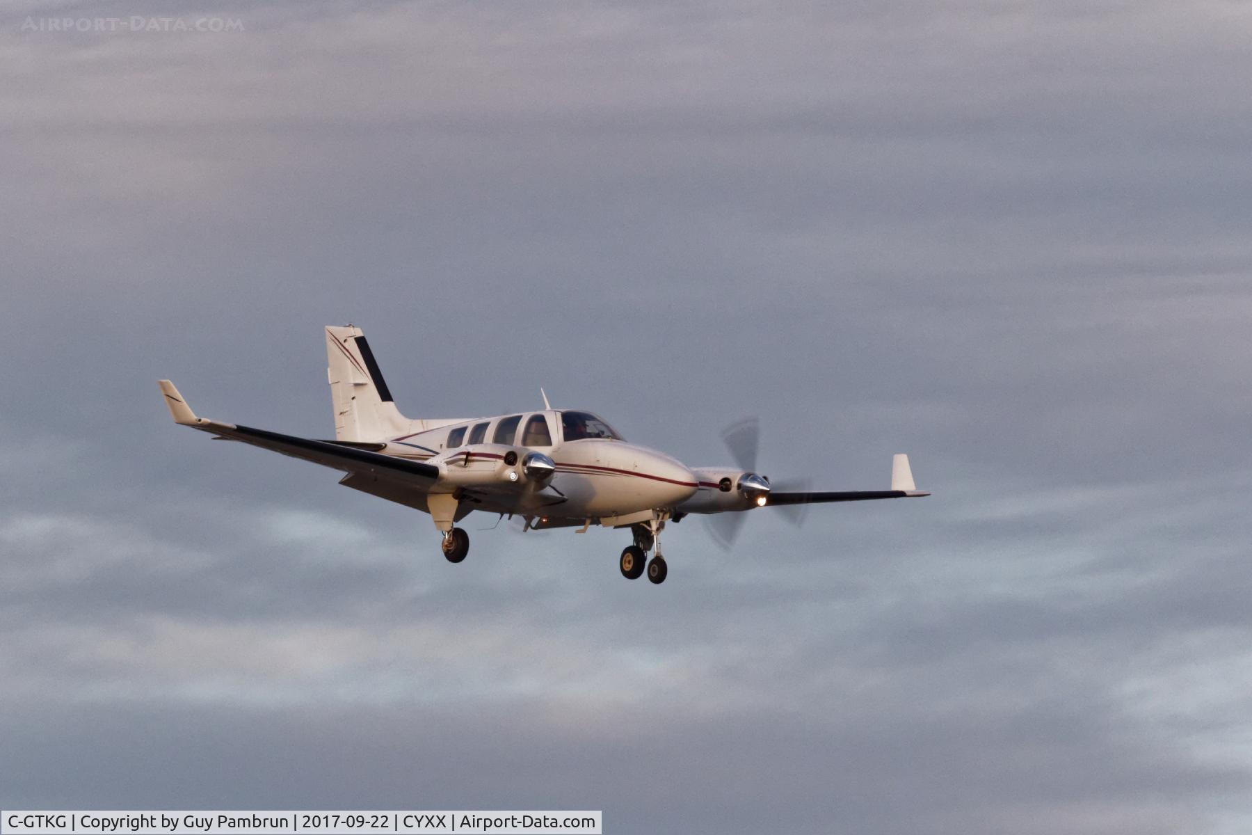 C-GTKG, 1981 Beechcraft 58P Pressurized Baron C/N TJ-321, Landing