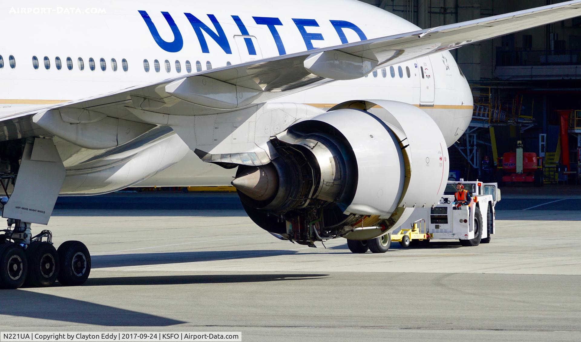 N221UA, 2001 Boeing 777-222 C/N 30552, SFO 2017.