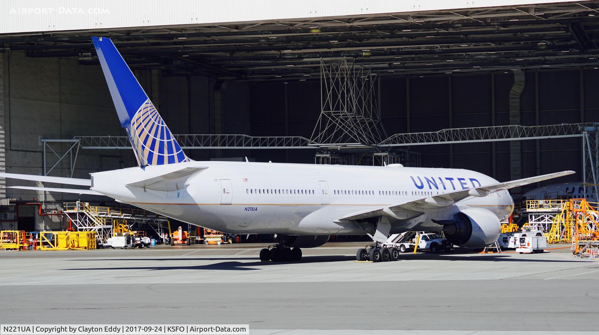 N221UA, 2001 Boeing 777-222 C/N 30552, SFO 2017.