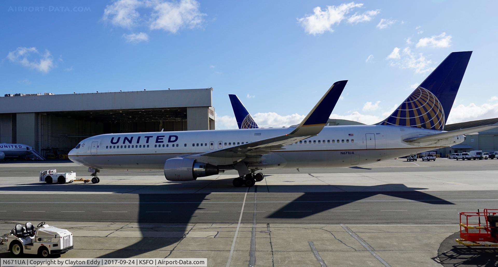 N671UA, 1999 Boeing 767-322 C/N 30026, SFO 2017.