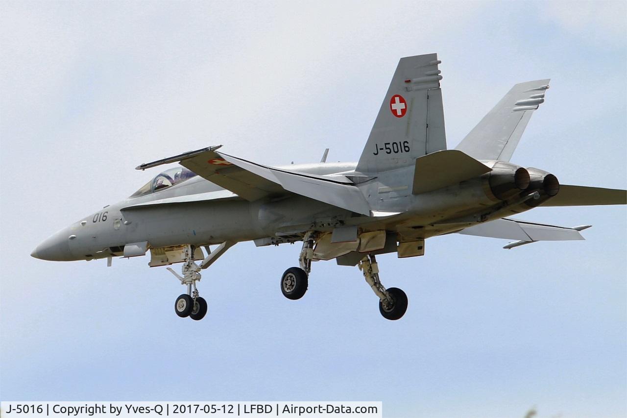 J-5016, 2001 McDonnell Douglas F/A-18C Hornet C/N 1363, Swiss Air Force McDonnell Douglas FA-18C Hornet, On final rwy 23, Bordeaux-Mérignac airport (LFBD-BOD)
