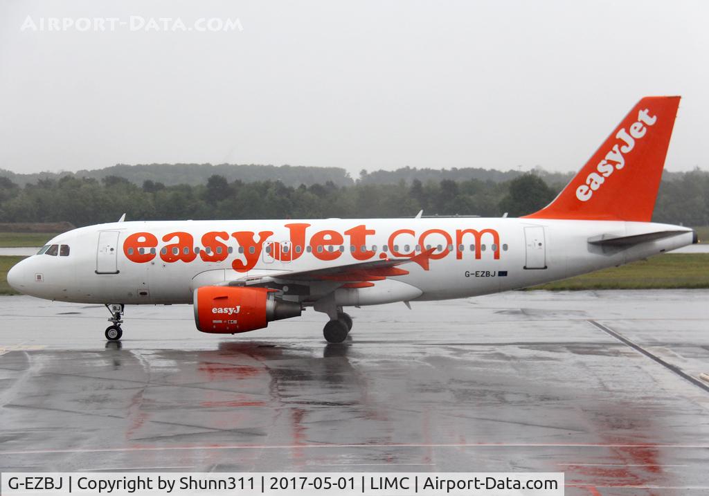 G-EZBJ, 2007 Airbus A319-111 C/N 3036, Arriving from flight and taxiing tot he gate...