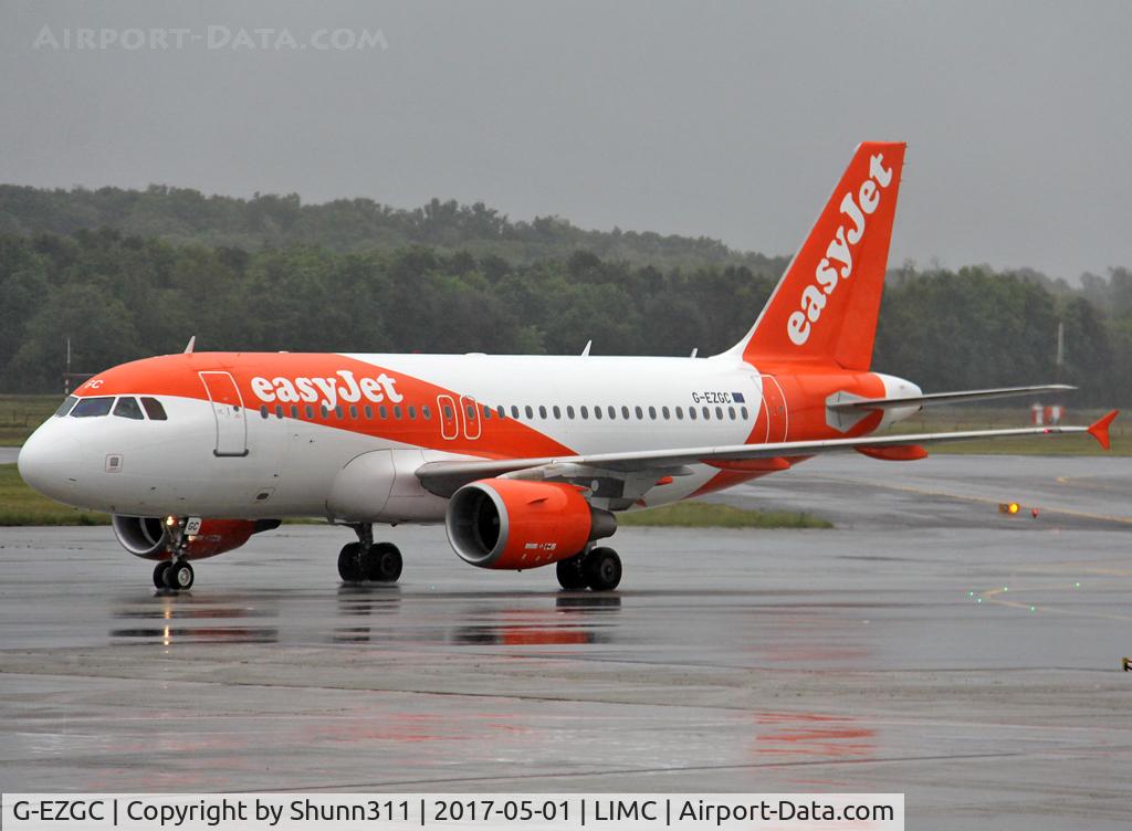G-EZGC, 2010 Airbus A319-111 C/N 4444, Taxiing to the gate after landing...