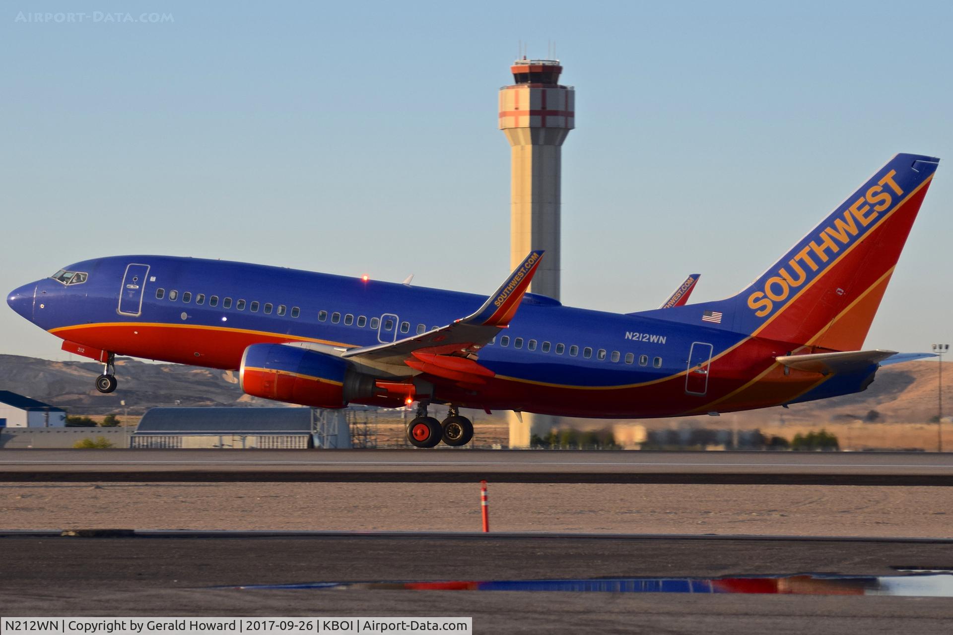 N212WN, 2005 Boeing 737-7H4 C/N 32485, Take off from RWY 10L.