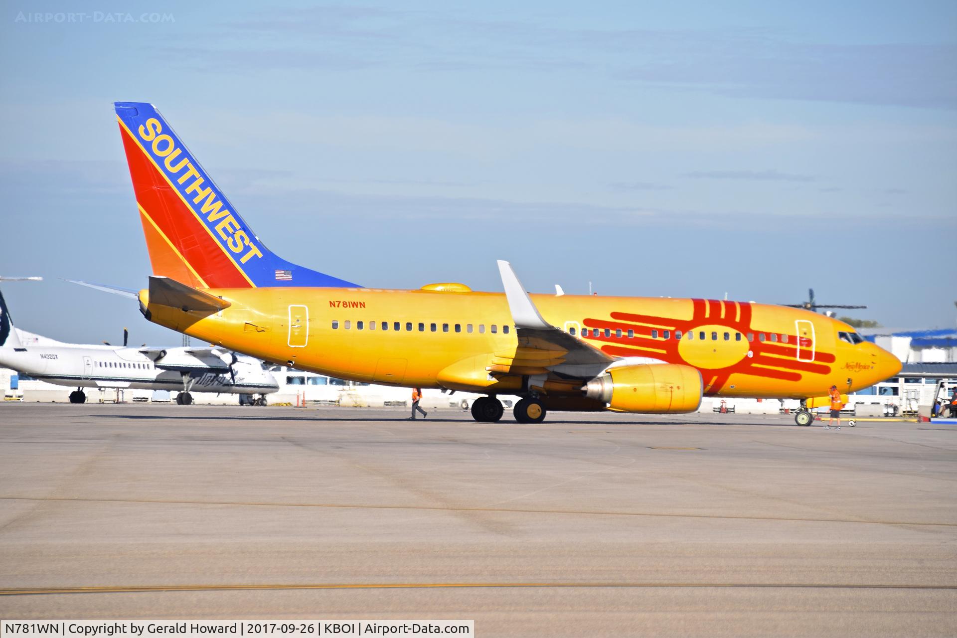 N781WN, 2000 Boeing 737-7H4 C/N 30601, Push back from the gate.