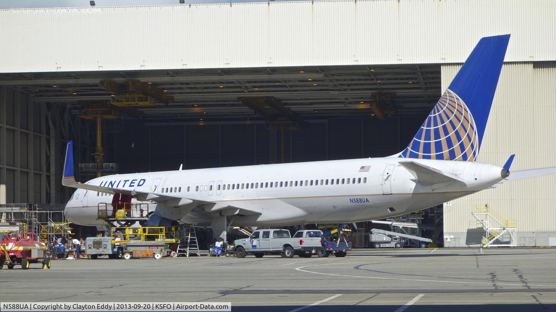 N588UA, 1993 Boeing 757-222 C/N 26717, SFO 2013.