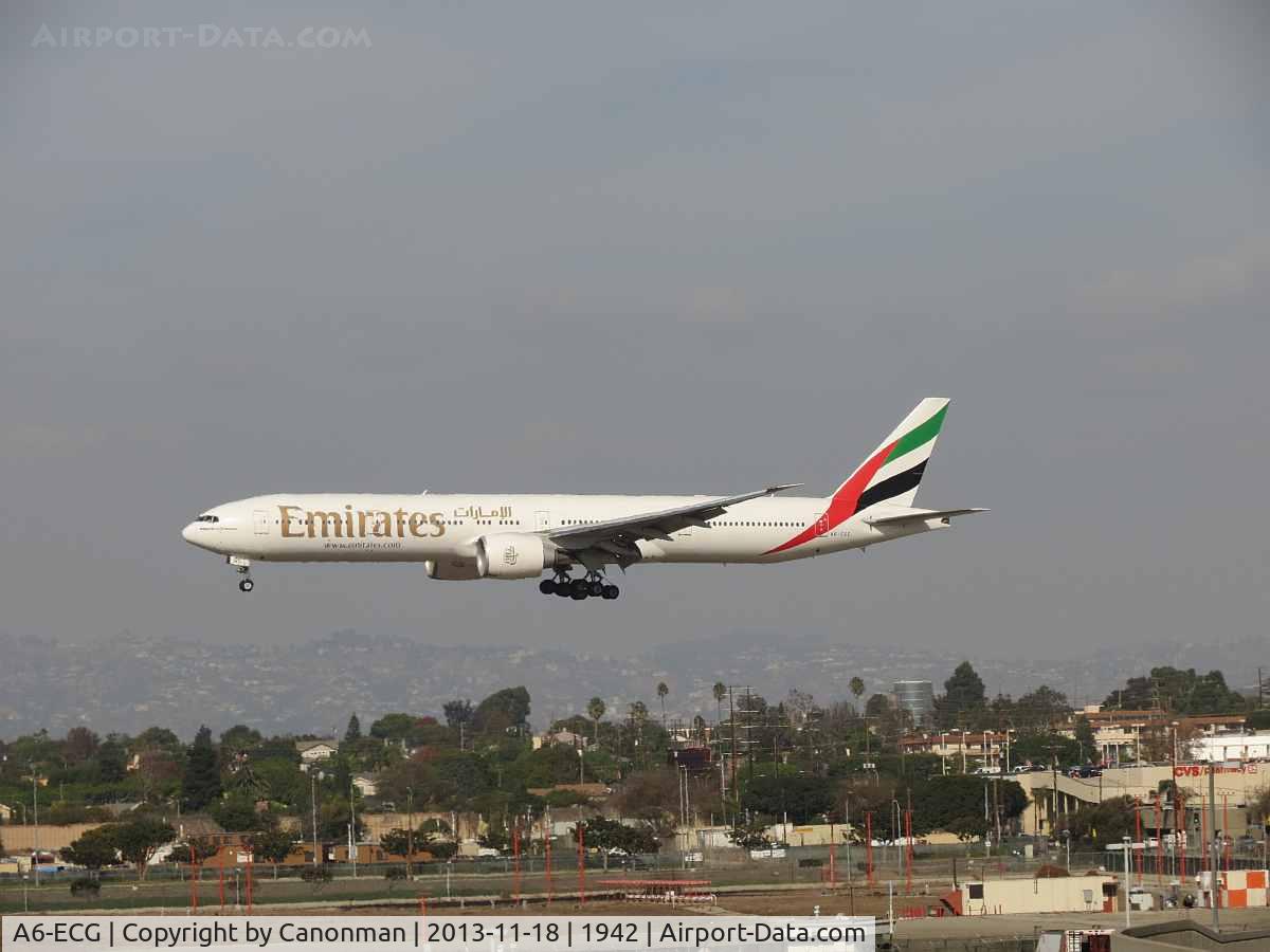 A6-ECG, 2008 Boeing 777-31H/ER C/N 35579, Landing