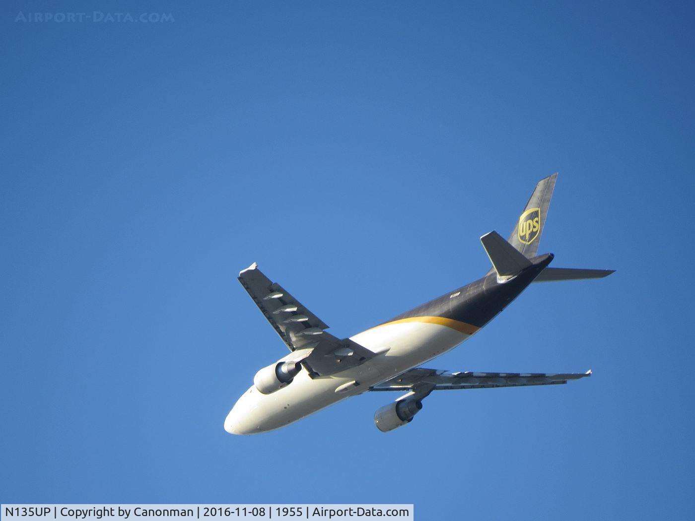 N135UP, 2001 Airbus A300F4-622R C/N 0818, Preparing to turn