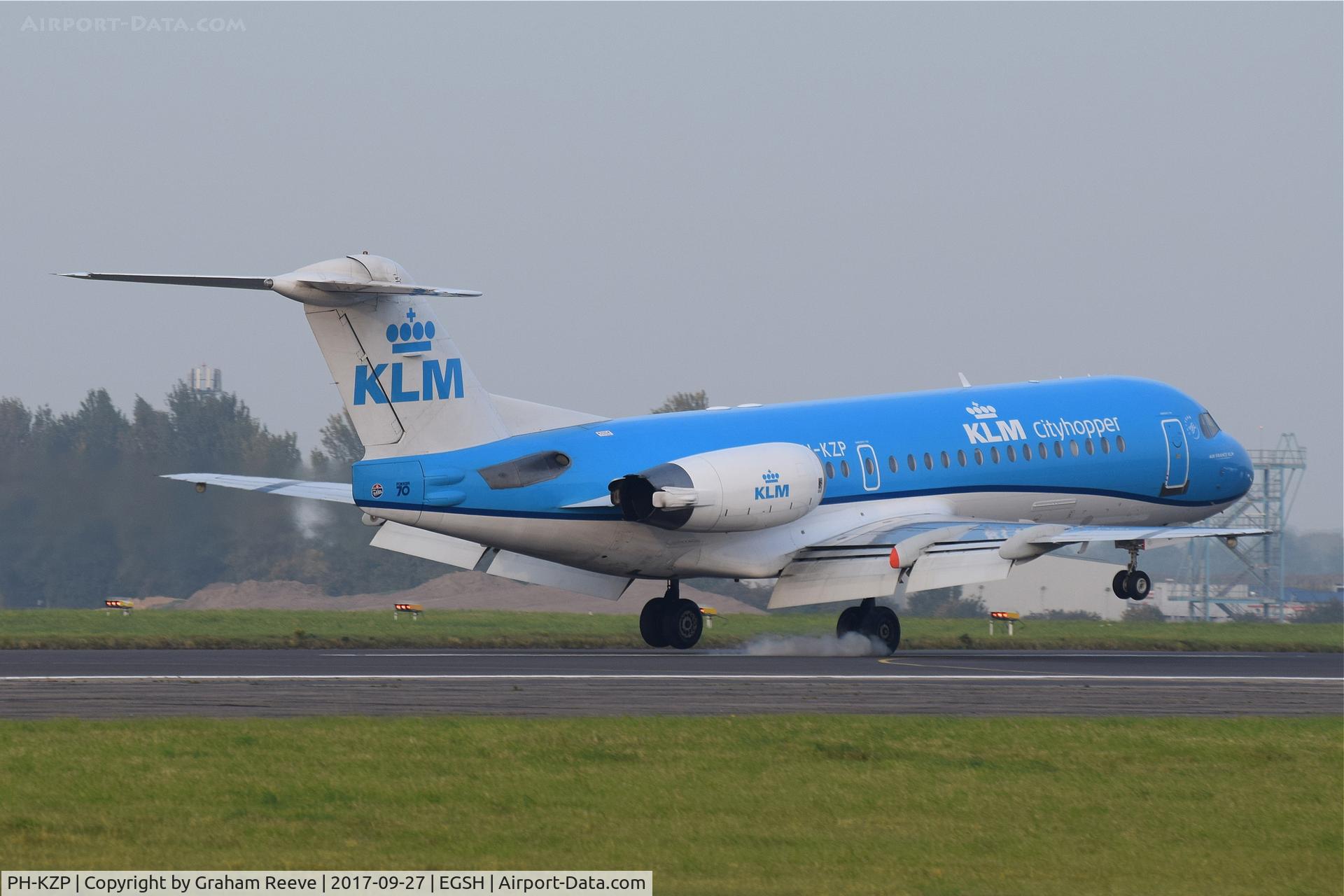 PH-KZP, 1995 Fokker 70 (F-28-0070) C/N 11539, Landing at Norwich.