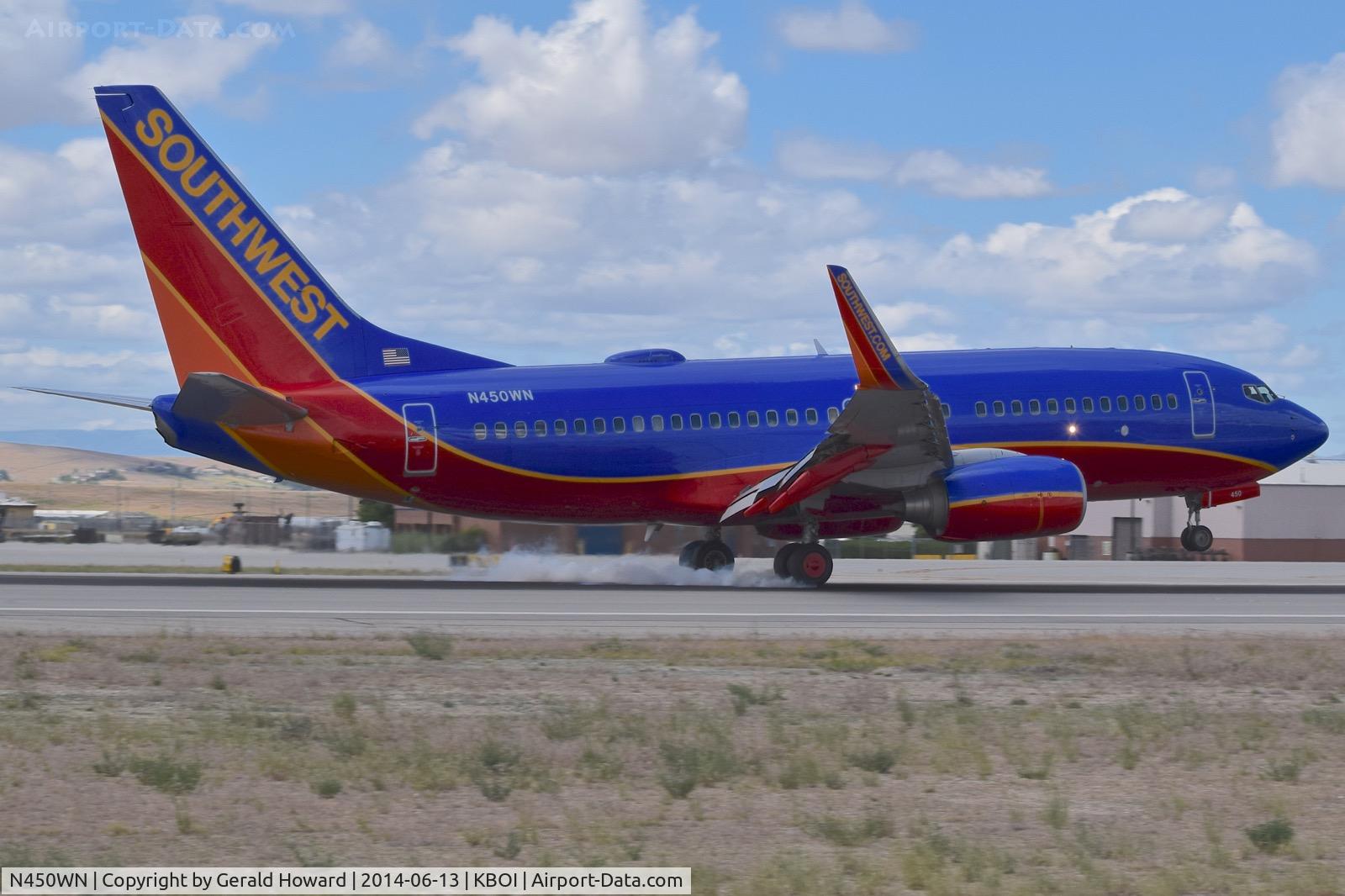 N450WN, 2004 Boeing 737-7H4 C/N 32470, Touch down on RWY 28L.