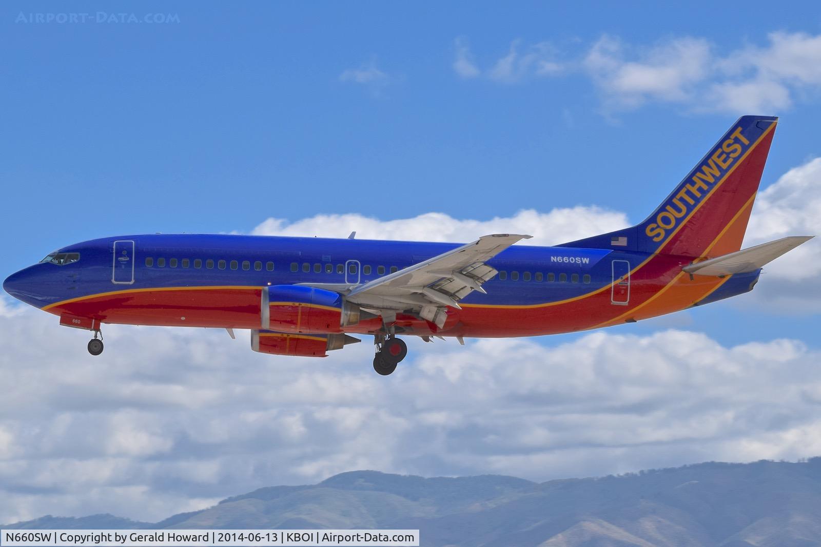 N660SW, 1985 Boeing 737-301 C/N 23230, Landing RWY 28L.
