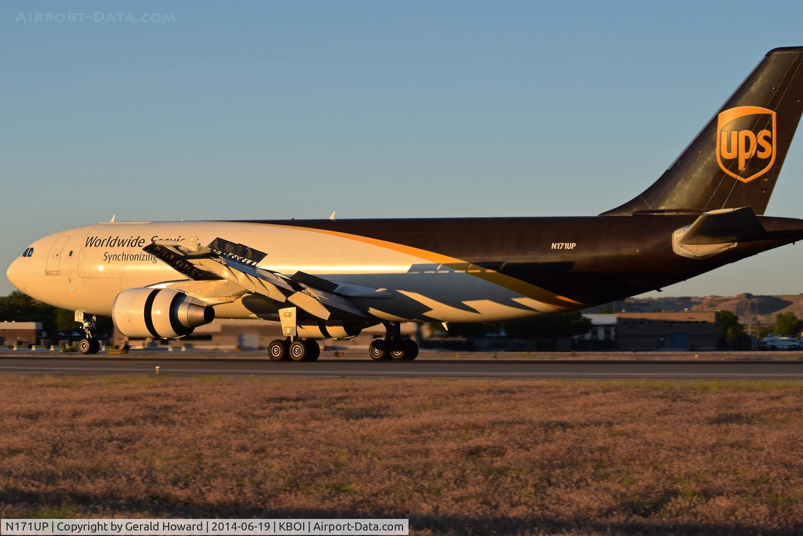 N171UP, 2006 Airbus A300F4-622R C/N 0866, Landing roll out on RWY 10R.