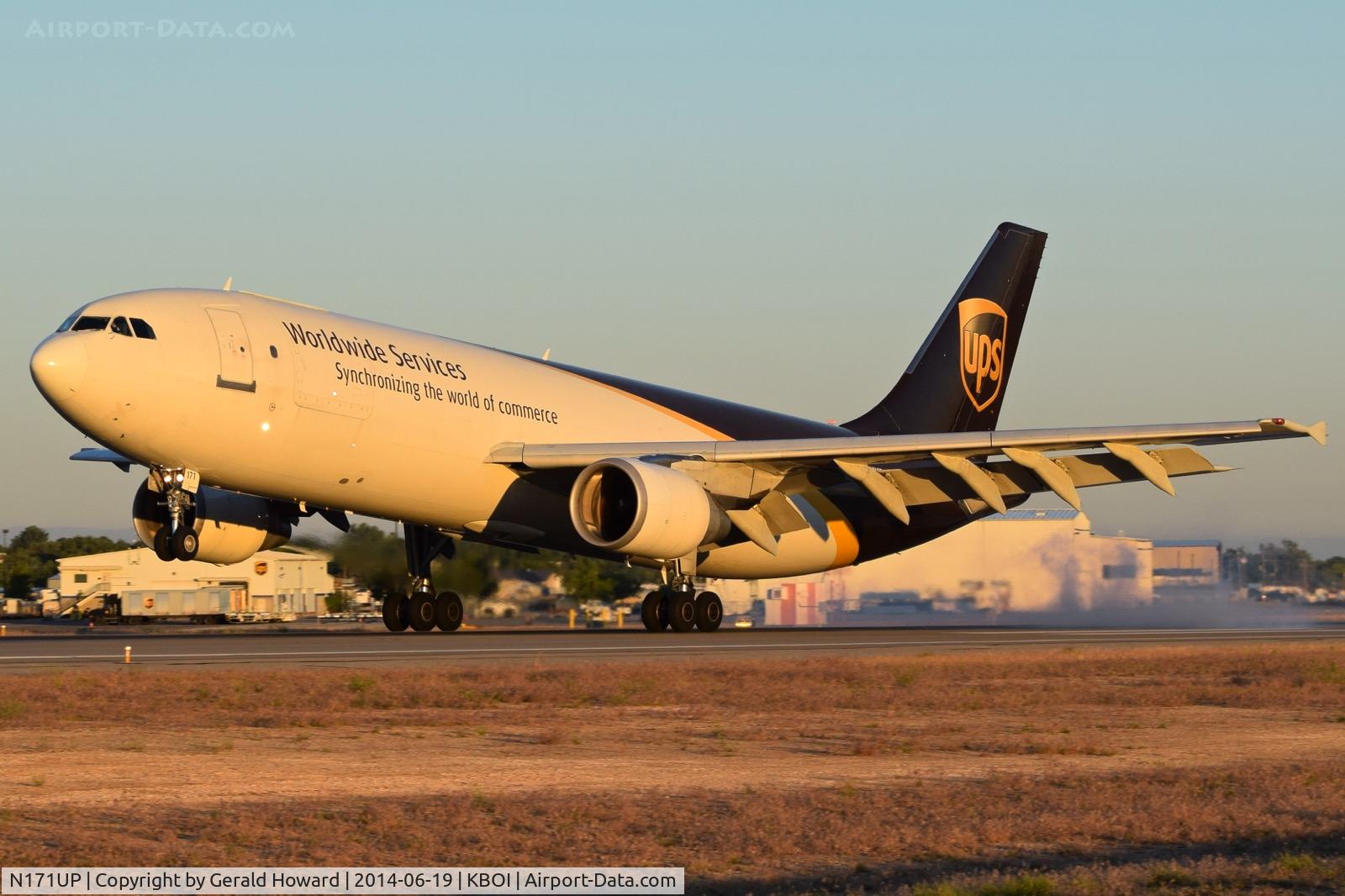 N171UP, 2006 Airbus A300F4-622R C/N 0866, Touch down on RWY 10R.