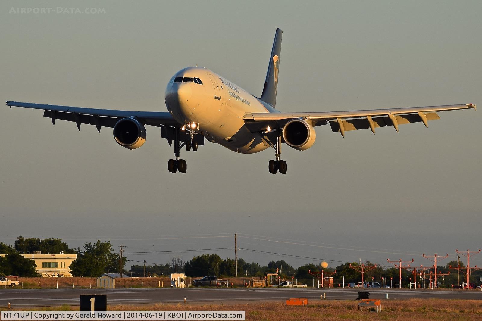 N171UP, 2006 Airbus A300F4-622R C/N 0866, On final for RWY 10R.