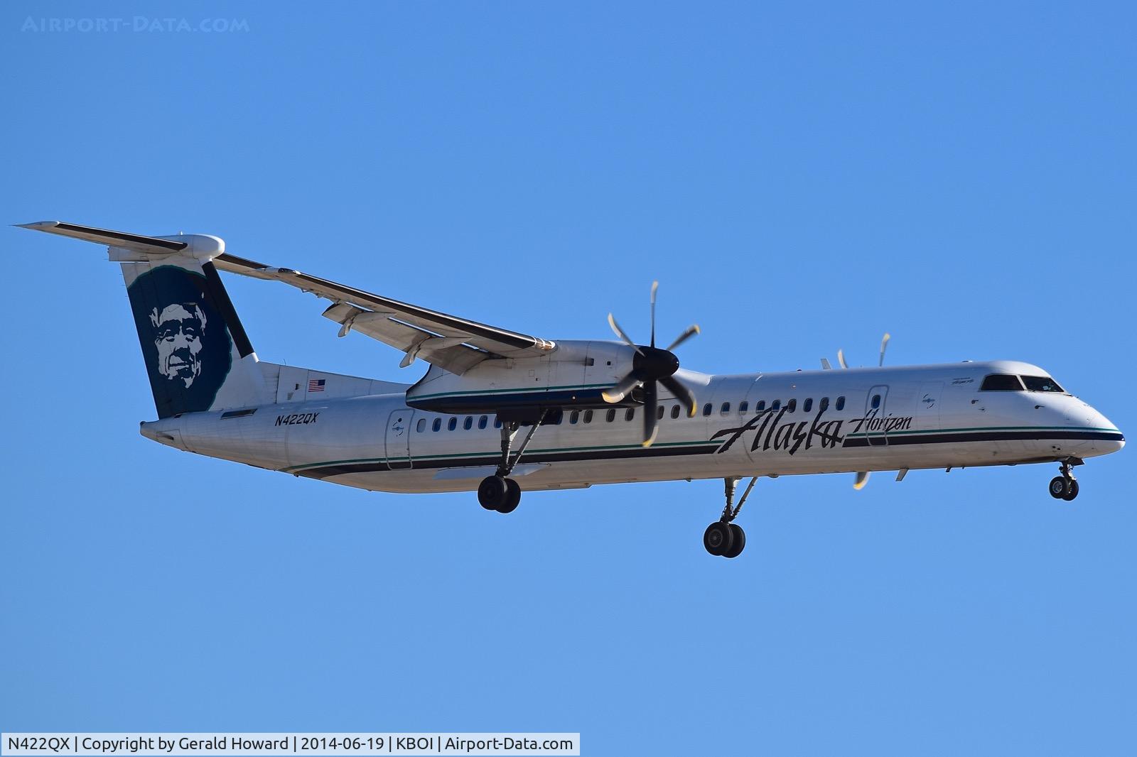 N422QX, 2007 Bombardier DHC-8-402 Dash 8 C/N 4150, Landing RWY 10R.