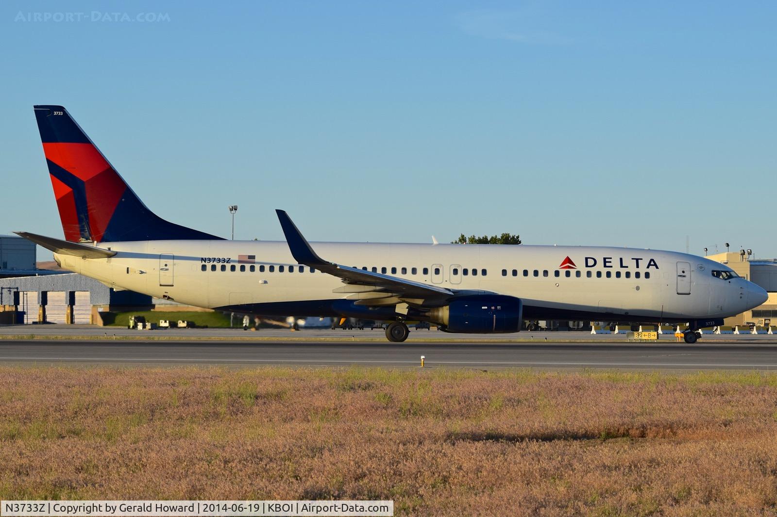 N3733Z, 2000 Boeing 737-832 C/N 30539, Back taxi on RWY 10R.