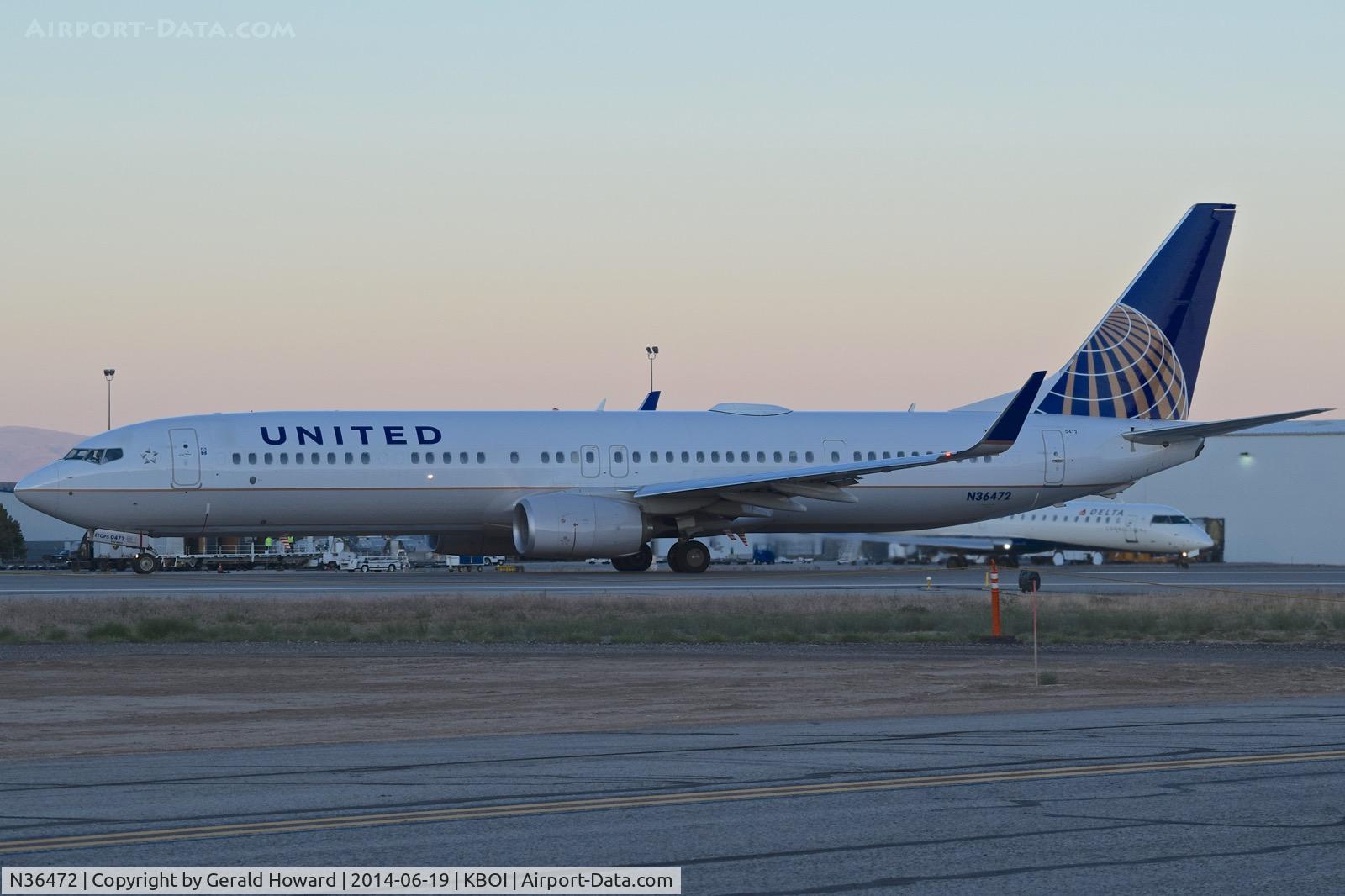 N36472, 2013 Boeing 737-924/ER C/N 31653, Starting take off roll on RWY 10R.