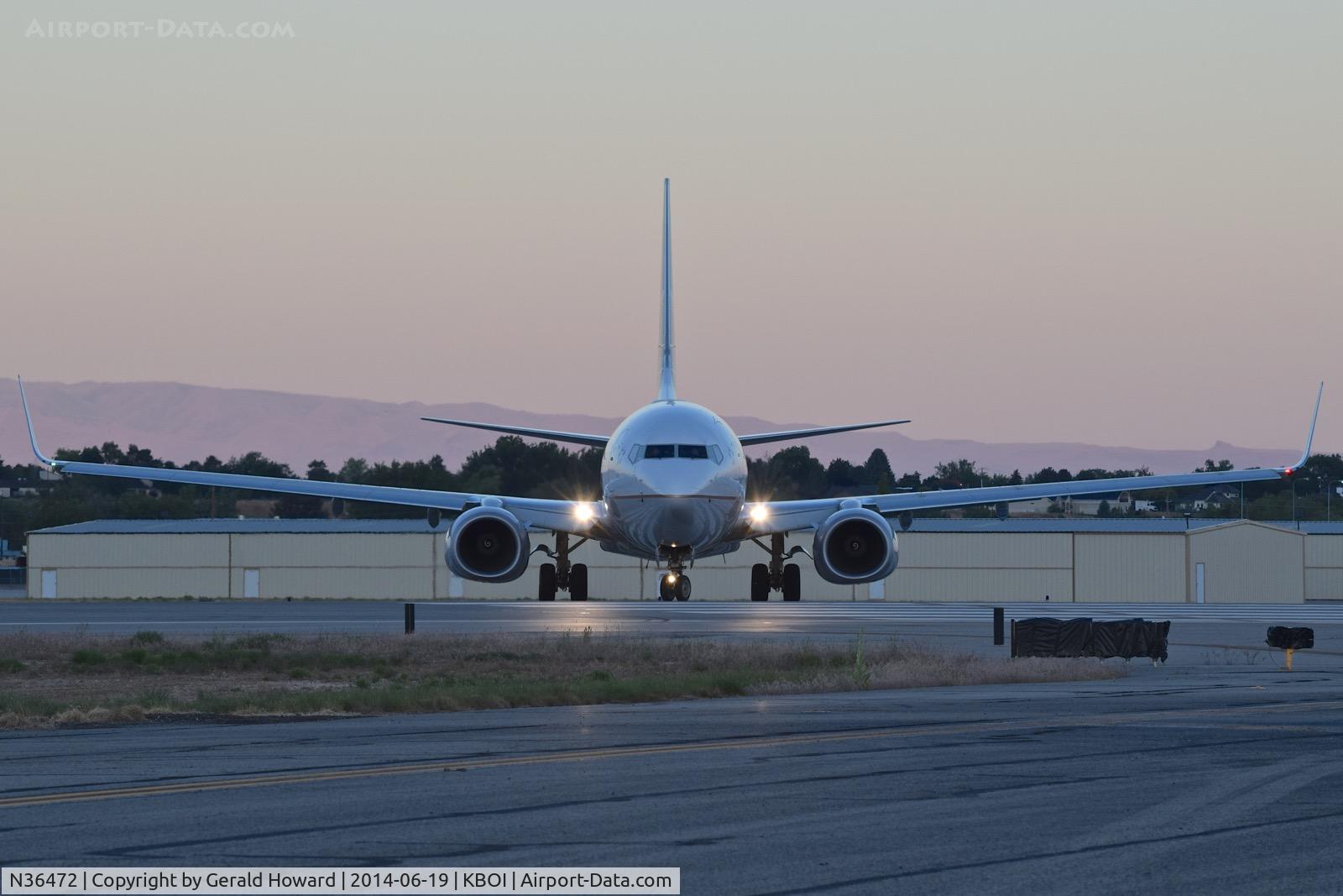 N36472, 2013 Boeing 737-924/ER C/N 31653, Starting turn onto RWY 10R from Juliet.