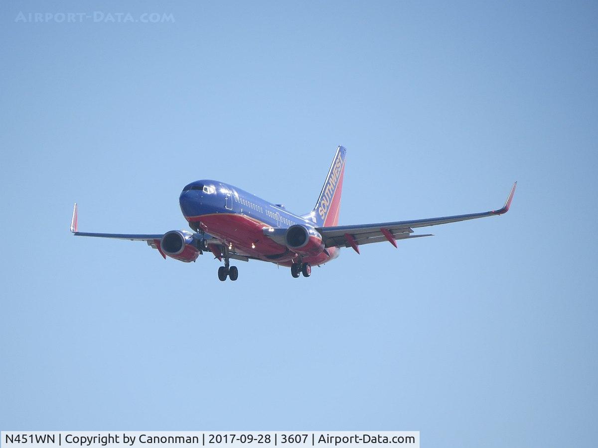 N451WN, 2004 Boeing 737-7H4 C/N 32495, Landing