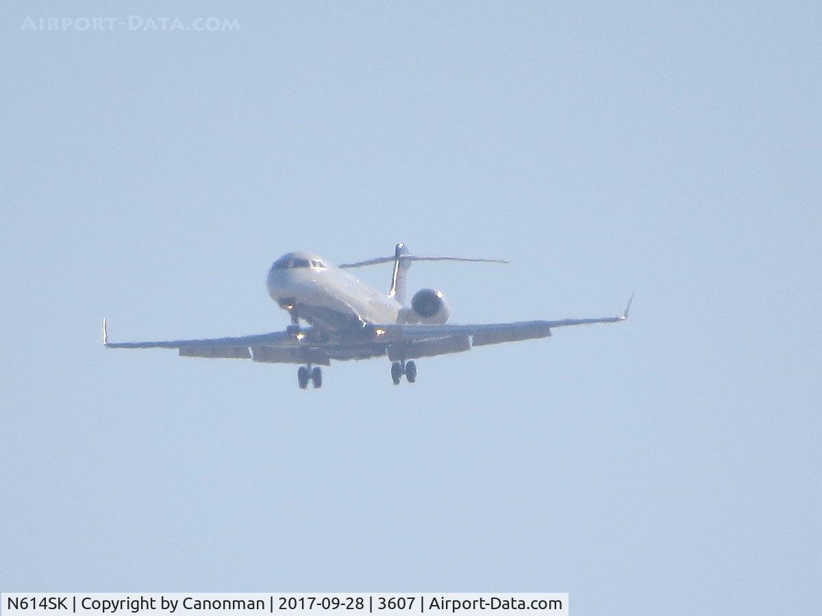 N614SK, 2002 Bombardier CRJ-701 (CL-600-2C10) Regional Jet C/N 10051, Landing