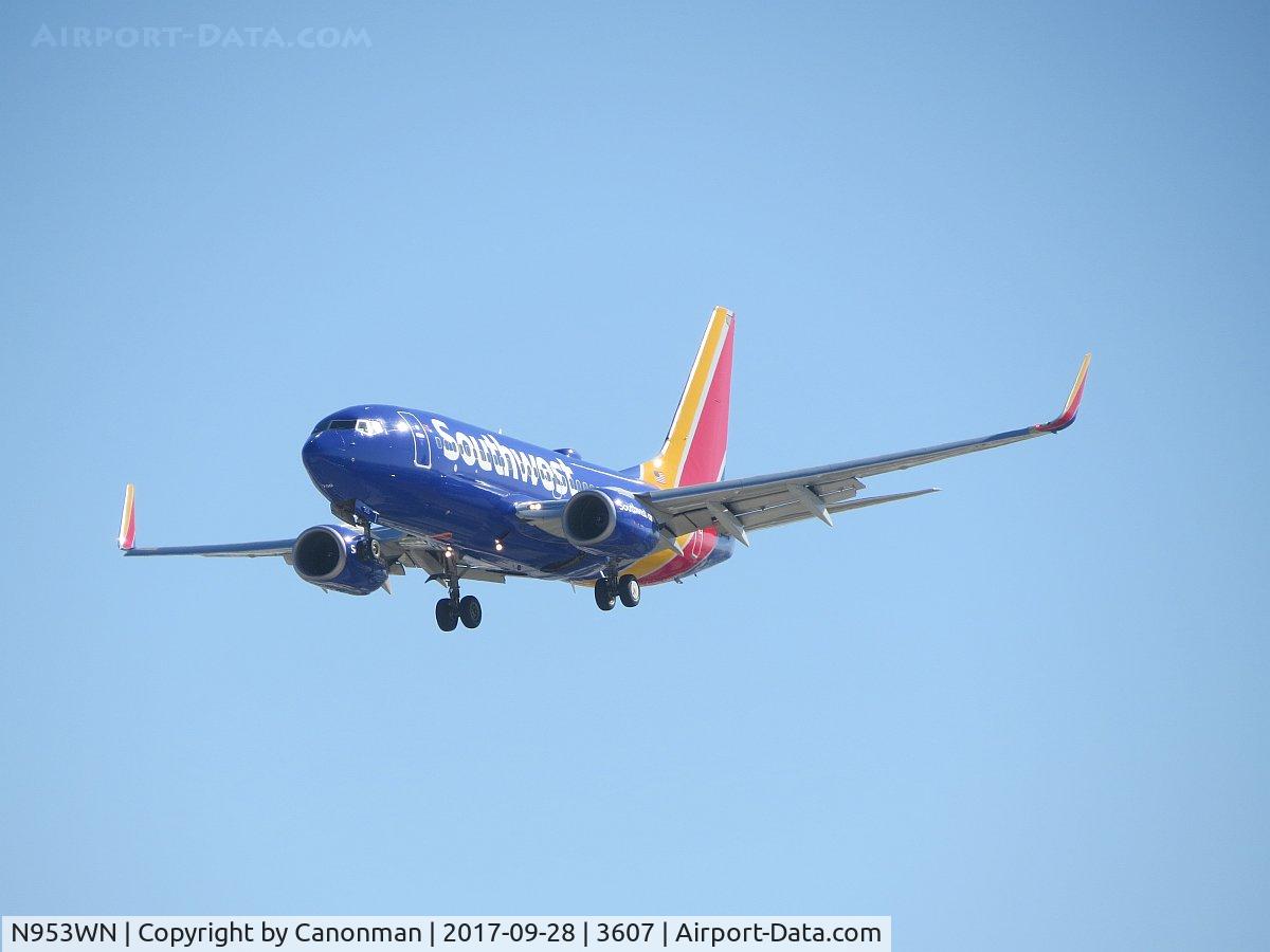 N953WN, 2010 Boeing 737-7H4 C/N 36668, Landing