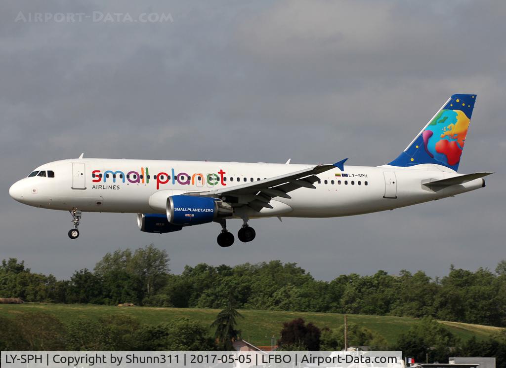 LY-SPH, 1998 Airbus A320-214 C/N 883, Landing rwy 14R