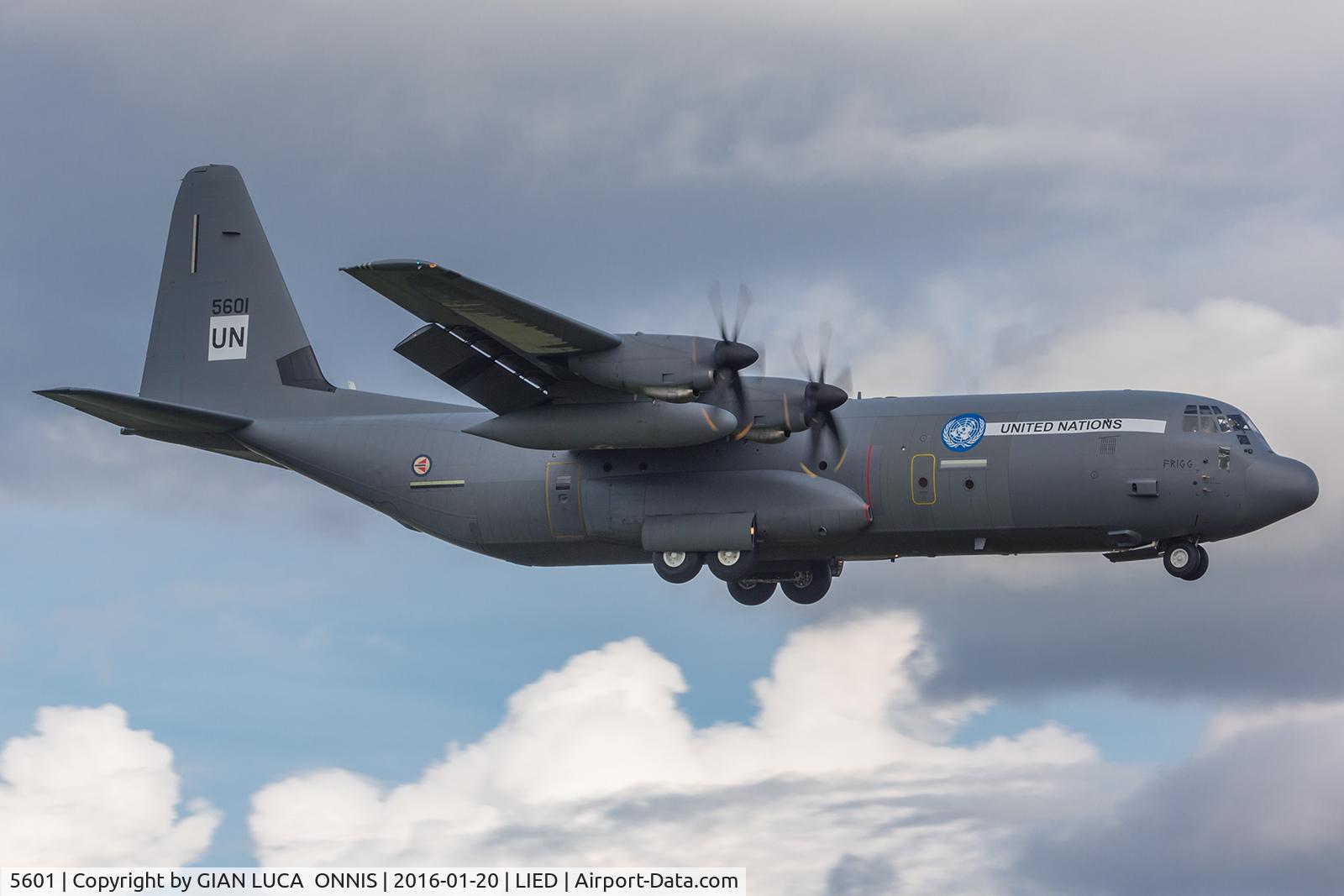 5601, 2008 Lockheed Martin C-130J-30 Super Hercules C/N 382-5601, Landing