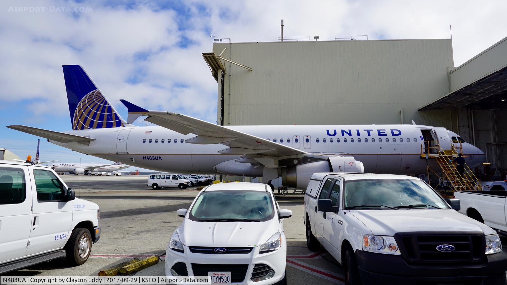 N483UA, 2001 Airbus A320-232 C/N 1586, SFO 2017.