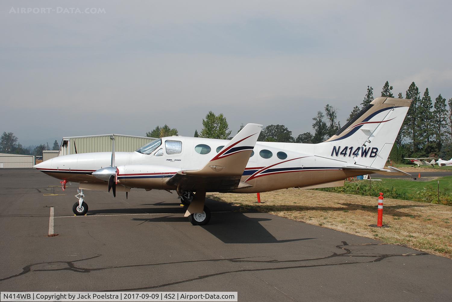 N414WB, Cessna 414A Chancellor C/N 414A0851, at Hood River airport OR