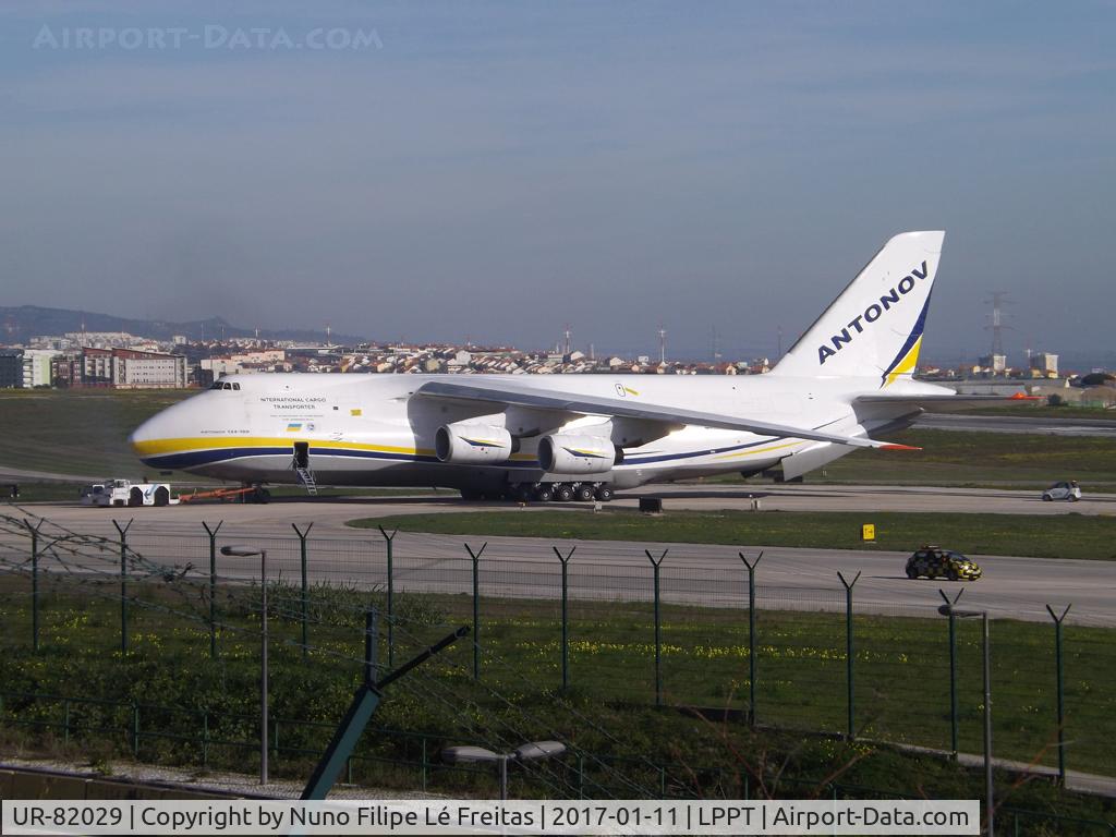 UR-82029, 1991 Antonov An-124-100 Ruslan C/N 19530502630/0210, Going to the ramp.