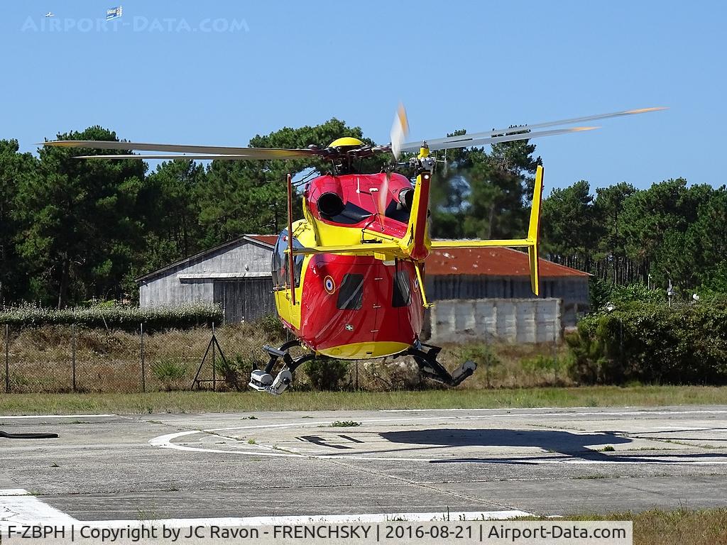 F-ZBPH, Eurocopter-Kawasaki EC-145 (BK-117C-2) C/N 9015, DRAGON 33 landing Lacanau Océan DZ