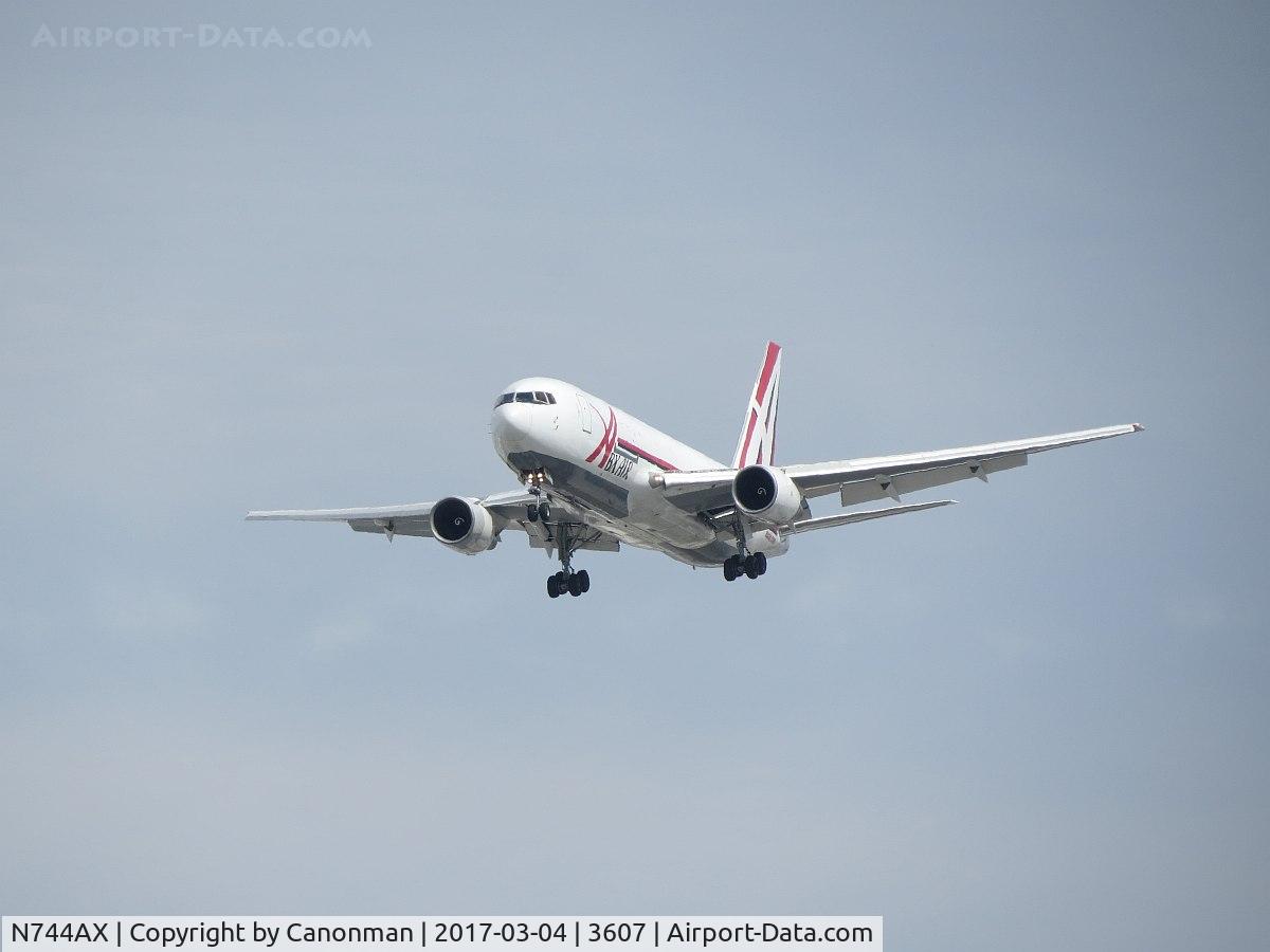 N744AX, 1983 Boeing 767-232 C/N 22221, Landing