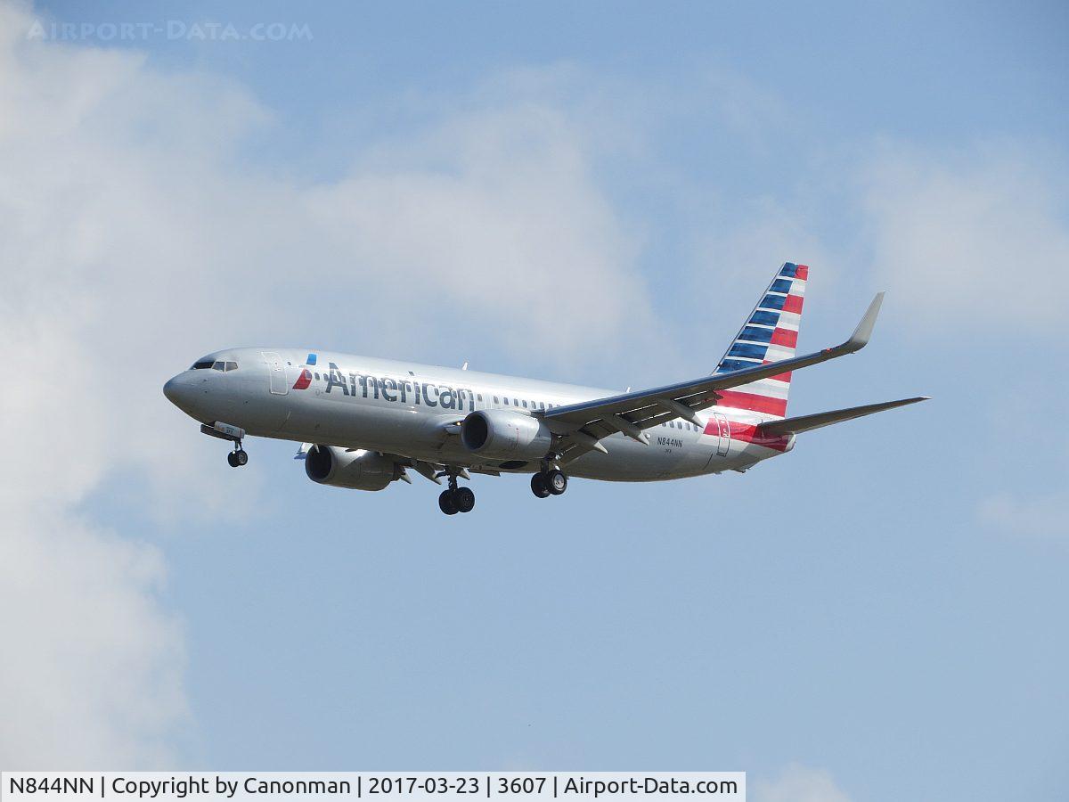 N844NN, 2010 Boeing 737-823 C/N 33212, Landing