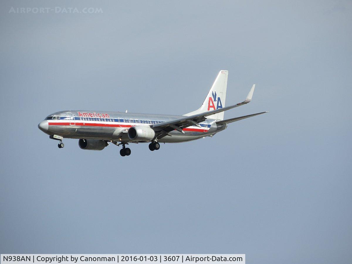 N938AN, 2000 Boeing 737-823 C/N 29533, Landing