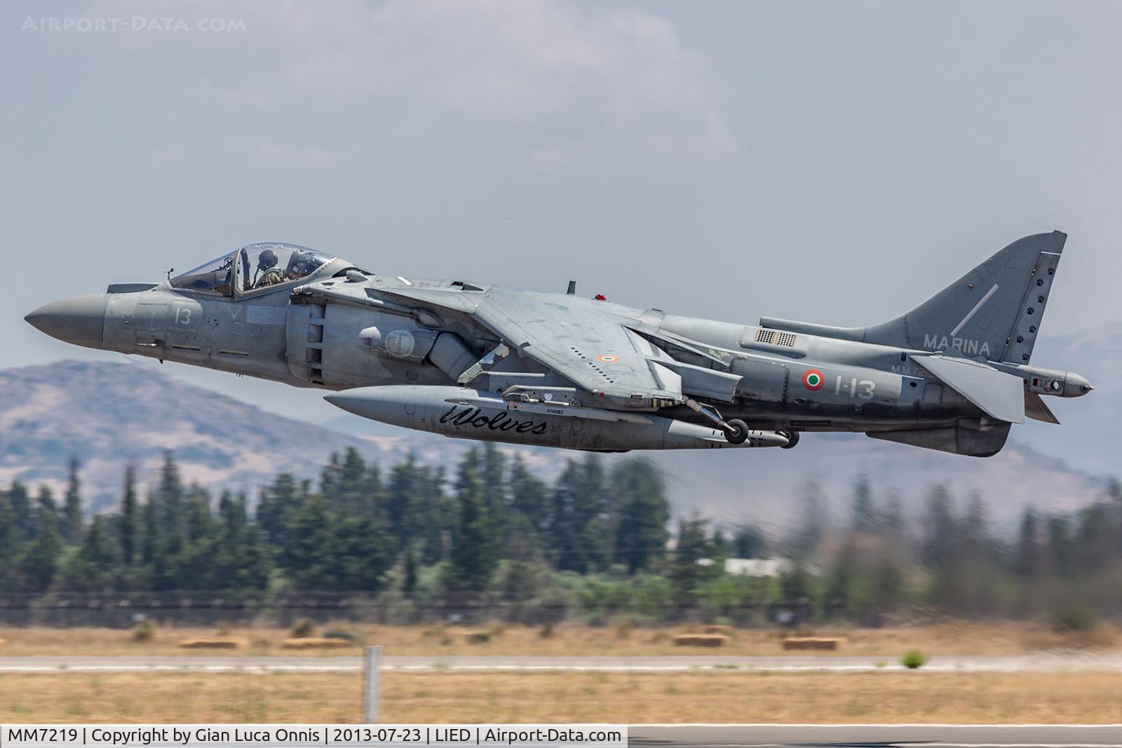 MM7219, McDonnell Douglas AV-8B+ Harrier II C/N 271/IT008, LOW PASS